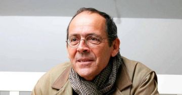 Photo de l’auteur : <h3>L’auteur</h3> <p>Bernard Stiegler est philosophe. Il a fondé et préside le groupe de réflexion philosophique Ars industrialis créé en 2005 et dirige également depuis avril 2006 l'Institut de recherche et d'innovation (IRI) qu'il a créé au sein du centre Georges-Pompidou. Le cœur de sa recherche porte sur les enjeux des mutations actuelles sociales, politiques, économiques, psychologiques portées par le développement technologique et les évolutions de la société </p>