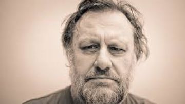 Photo de l’auteur : <h3>L’auteur</h3> <p>Slavoj Zizek est l’un des philosophes les plus influents et les plus prolifiques de notre époque. Né en 1949 à Ljubljana (Slovénie), il est directeur international du Birbeck Institute for the Humanities (université de Londres), chercheur senior dans le Département de philosophie de l’université de Ljubljana et professeur émérite à l’université Kyung Hee (Séoul). Il est l’auteur de nombreux ouvrages. Docteur en psychanalyse, il est professeur invité au département de psychanalyse de Paris-VIII, il enseigne dans plusieurs universités américaines prestigieuses, dont Columbia et Princeton. Il est également président-fondateur de la Société pour la psychanalysethéorique de Ljubljana</p>