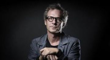Photo de l’auteur : <h3>L’auteur</h3> <p>Camille de Toledo est né en 1976 et vit à Berlin. Il est notamment l'auteur de Le Hêtre et le Bouleau, essai sur la tristesse européenne (Seuil, 2009), Vies potentielles (Seuil, 2011), L'Inquiétude d'être au monde (Verdier, 2012) ou plus récemment, Le Livre de la faim et de la soif (Gallimard, 2017).</p>