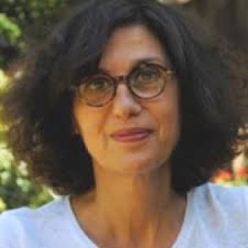Photo de l’auteur : <h3>L’auteure</h3> <p>Dina Scherrer est coach certifiée, spécialisée en Pratiques Narratives. Son accompagnement est fondé sur la posture du regard pygmalion, ou « œil d’amour ». Elle suit de nombreux jeunes en difficulté pour les aider à sortir de la spirale de l’échec, ainsi que des personnes travaillant en entreprise pour les aider à se réaliser et s’épanouir.</p>