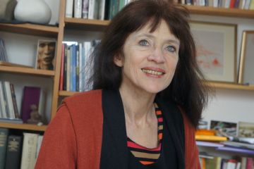 Photo de l’auteur : <h3>L’auteure</h3> <p>Nancy Huston vit à Paris depuis une quarantaine d’années. Parmi une cinquantaine d’ouvrages, des fiction romanesques et des essais sur la condition féminine, son roman Lignes de faille a mérité en 2006 le prestigieux prix Femina.</p>
